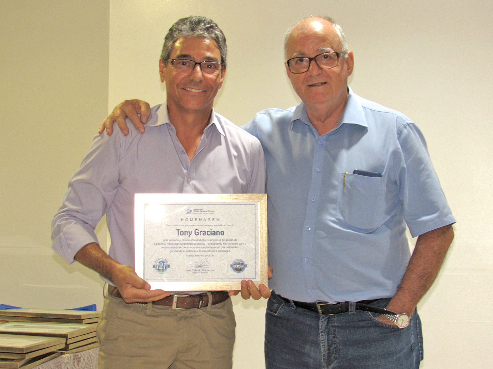 José Cândido Chimionato (à direita) transfere a presidência a Tony Graciano
